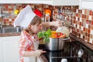Jak bezpiecznie gotować, gdy w domu są małe dzieci?