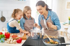 Jak bezpiecznie gotować, gdy w domu są małe dzieci?