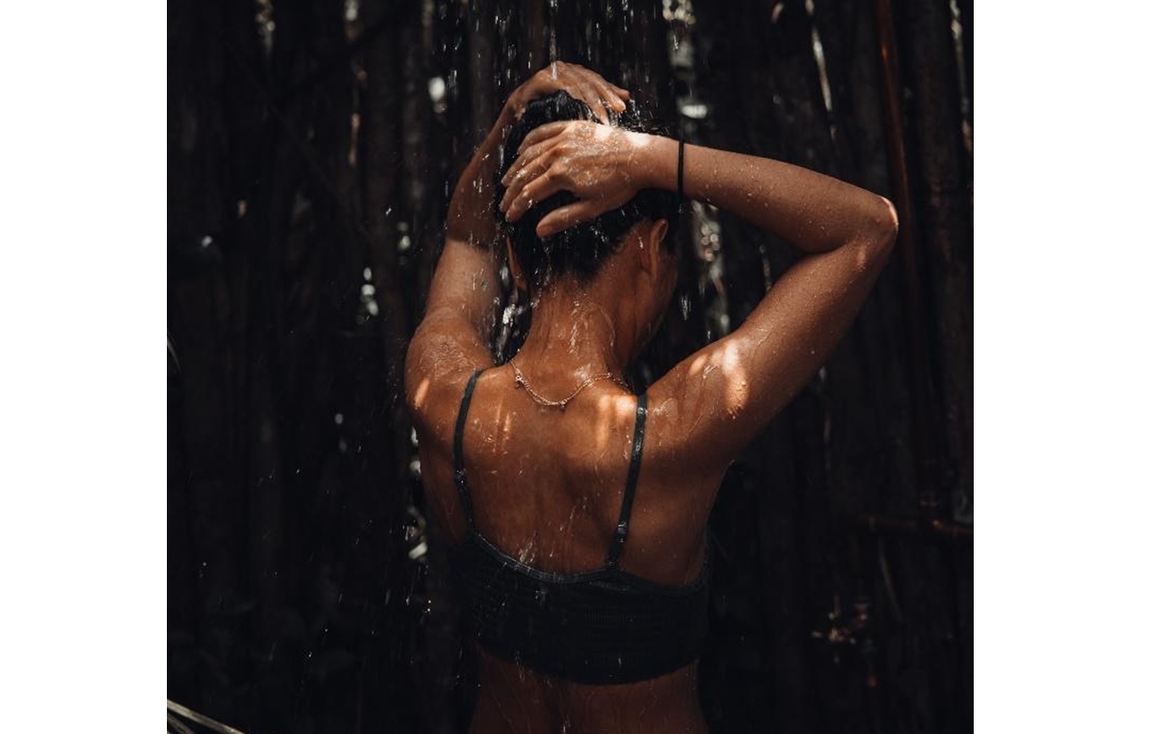 kobieta biorąca prysznic