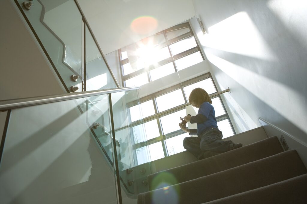 dziecko bawiące się na schodach