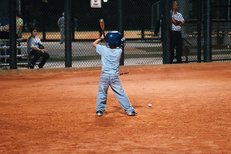 Chłopiec grający baseball