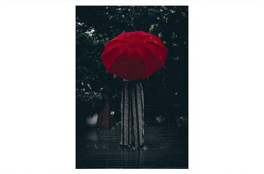 kobieta z czerwonym parasolem