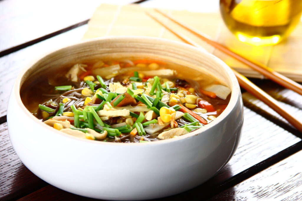 Azjatycka zupa slodko-ostra z sojowym makaronem