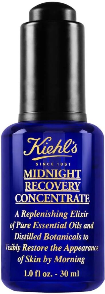 KIEHL'S Midnight Recovery Concentrate Pielęgnacyjny koncentrat do twarzy na noc Pielęgnacyjne serum do twarzy na noc Kiehl’s to wyjątkowe połączenie dobroczynnych olejków i naturalnych składników dla skóry w każdym wieku. Pielęgnuje, regeneruje oraz utrzymuje naturalne zasoby skóry tak, że pozostaje ona gładka, pozbawiona zmarszczek, nawilżona i promienna. Doskonale współgra z nocną fazą odpoczynku i odnawiania się skóry. Olejek skomponowany został z destylowanych substancji roślinnych takich jak: olejek z lawendy, olejek z wiesiołka i skwalen (lipid pozyskiwany z roślin, którego struktura jest bardzo zbliżona do lipidów występujących w skórze). Już w jedną noc pomaga przywrócić skórze witalność, widocznie zredukować zmarszczki, wygładzić oraz przywrócić blask zmęczonej skórze.