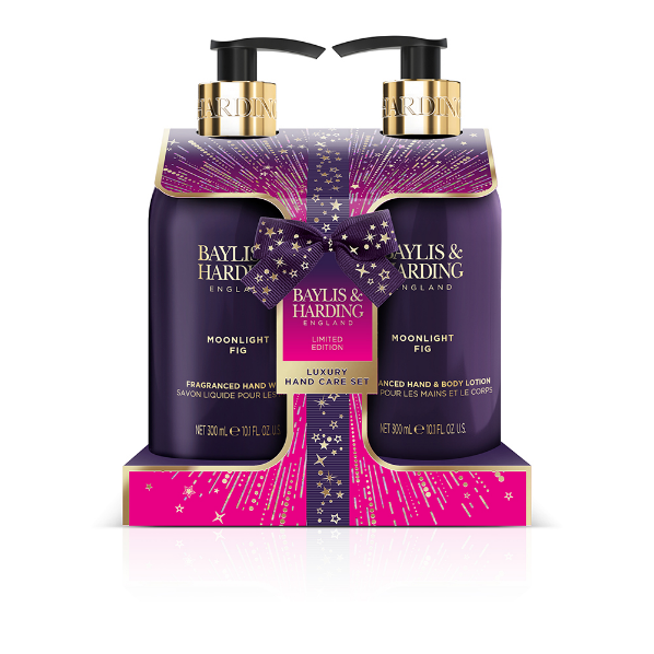 BAYLIS & HARDING Moonlight Fig Luxury Hand Care Gift Set, 35,99zł Dostępny w Super-Pharm i na superpharm.pl. Idealny prezent dla każdej kobiety, która ceni sobie chwile relaksu i luksusową pielęgnację. Zestaw Baylis & Harding Moonlight Fig zapewnia dłoniom gładkość, miękkość i subtelny zapach. Zawiera oczyszczające mydło w płynie, które delikatnie usuwa zanieczyszczenia, oraz krem do rąk i ciała, intensywnie nawilżający skórę i zapobiega jej przesuszeniu. Kosmetyki o luksusowej formule z figą i granatem doskonale pielęgnują skórę, pozostawiając ją odżywioną i pachnącą. Idealny prezent w eleganckim opakowaniu.