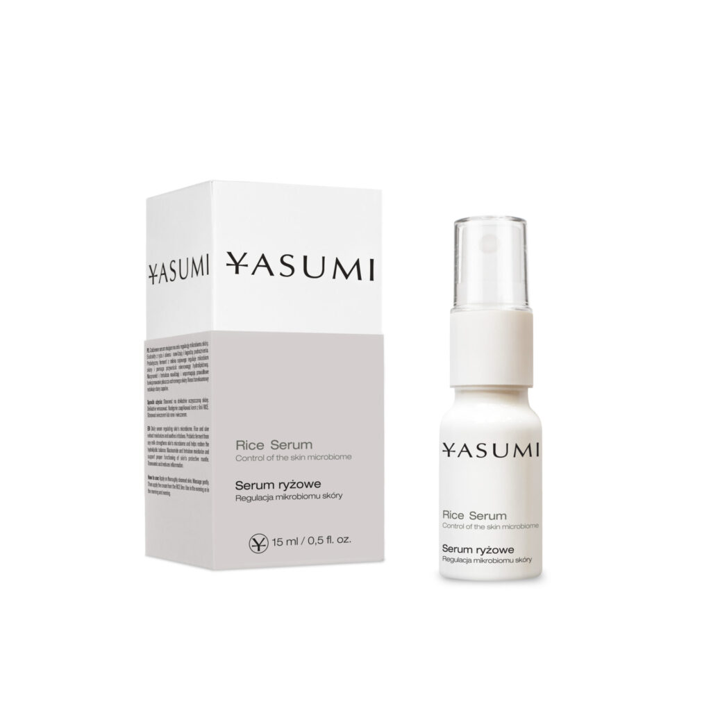 Yasumi Rice Serum - zawiera między innymi hydrolizowane proteiny ryżu. Chroni naturalny mikrobiom skóry, łagodzi podrażnienia, nawilża i wzmacnia jej płaszcz hydrolipidowy. Hamuje procesy starzenia, ujędrnia, a także rozjaśnia i dodaje blasku. Zmniejsza nadmierną produkcję sebum, a także zwęża rozszerzone pory skóry. Działa przeciwzapalnie. Cena 99 zł/15 ml