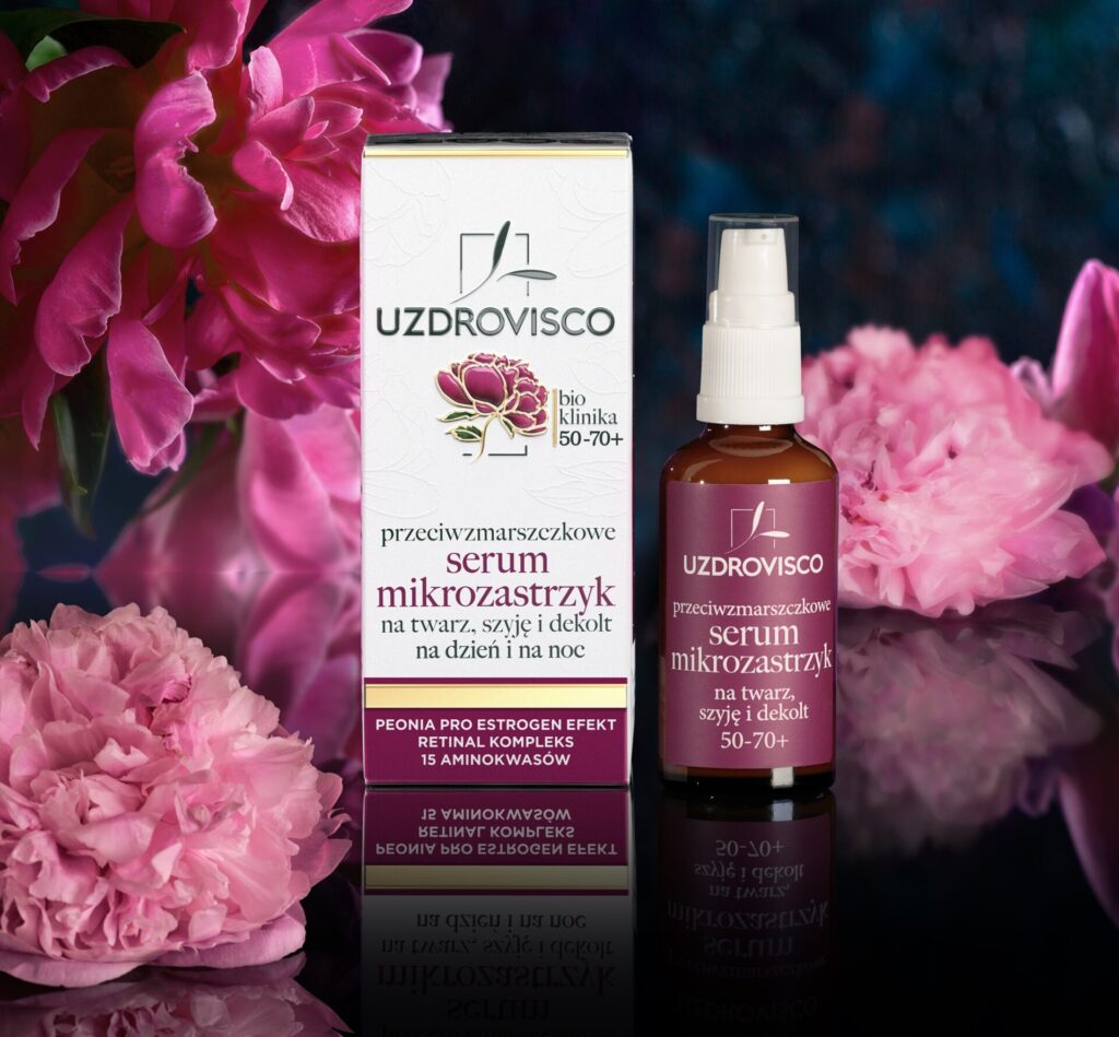 · PRZECIWZMARSZCZKOWE SERUM MIKROZASTRZYK NA TWARZ, SZYJĘ I DEKOLT 50-70+ (50 ml, 69 zł) · PRZECIWZMARSZCZKOWE SERUM MIKROZASTRZYK NA TWARZ, SZYJĘ I DEKOLT 50-70+ (50 ml, 69 zł) Intensywna kuracja stymulująco-odbudowująca dla każdej skóry dojrzałej. Błyskawicznie nawilża i wygładza. Oprócz rewolucyjnego składnika peonia pro estrogen efekt, łączy w sobie 4 kwasy hialuronowe i 15 aminokwasów. Dla spektakularnego wzmocnienia efektów pielęgnacji domowej.