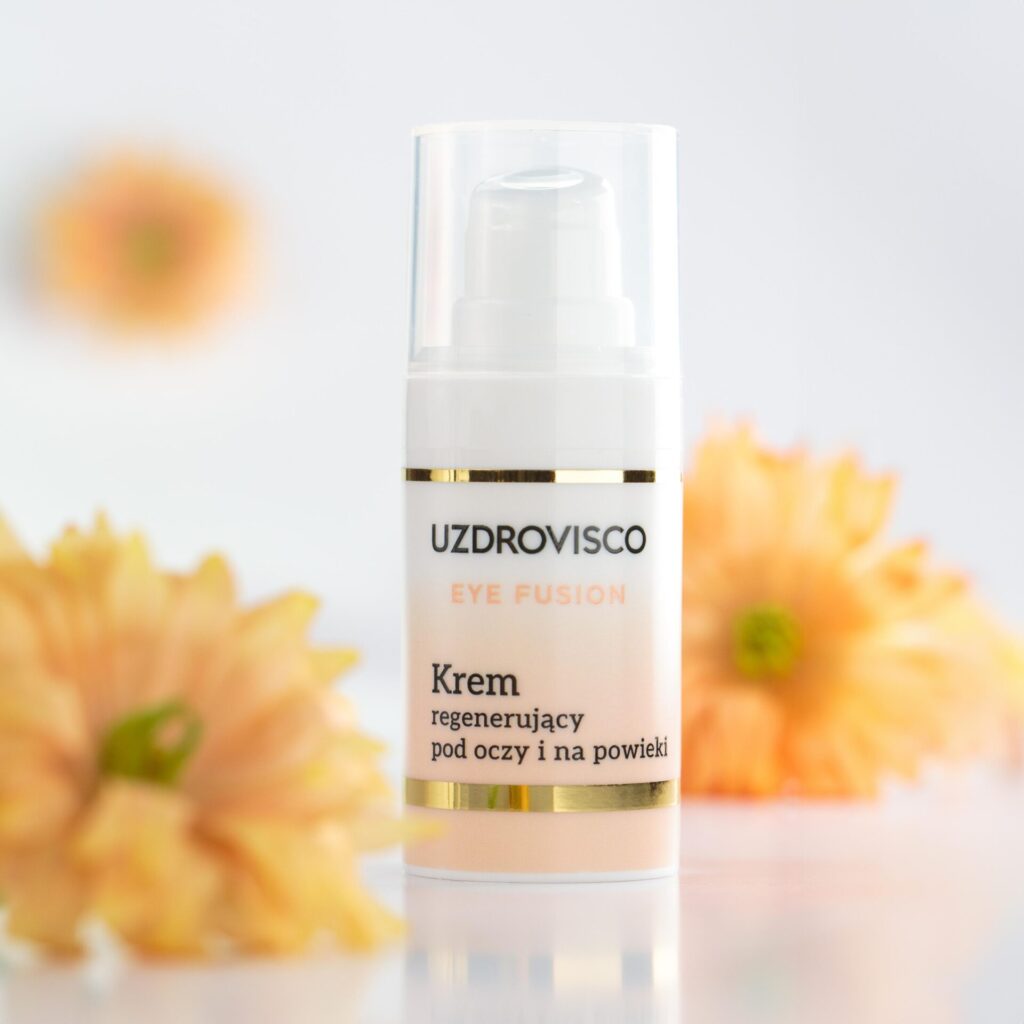 Dla mamy, która patrzy sercem – EYE FUSION Skóra wokół oczu zdradza styl życia – dlatego zasługuje na szczególne traktowanie. Serum i krem EYE FUSION z czarnym bzem, Pro Kofeiną i dipeptydem Pro Age błyskawicznie wygładzają, redukują cienie i przywracają spojrzeniu świeżość. To subtelne „dziękuję” za wszystkie nieprzespane noce.