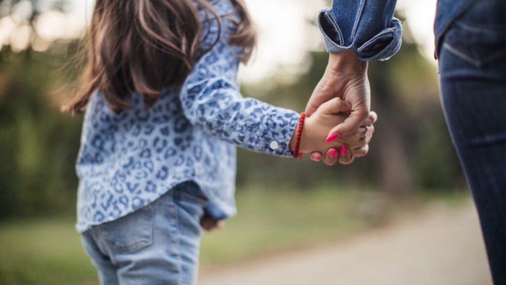 35% mam marzy o odpoczynku. Pomysły na Dzień Mamy, które zaangażują dzieci i dadzą mamie wytchnienie