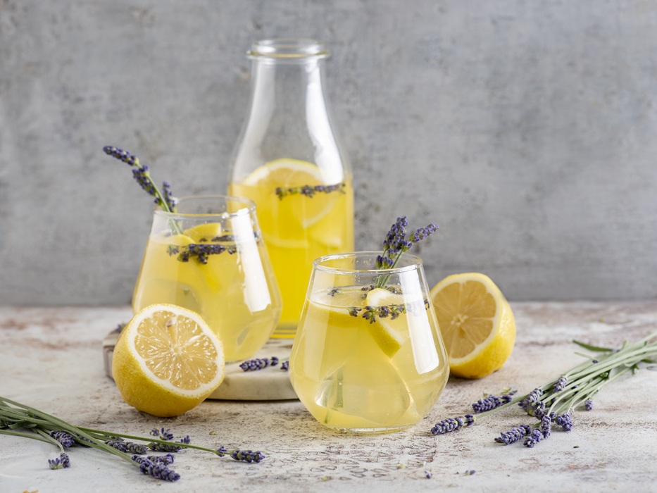Lemoniada cytrynowa z cytryną i lawendą