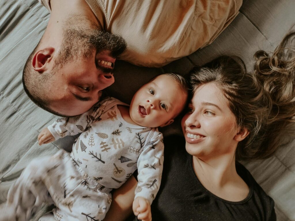 Widok z góry na leżących blisko siebie mężczyznę, kobietę i dziecko
