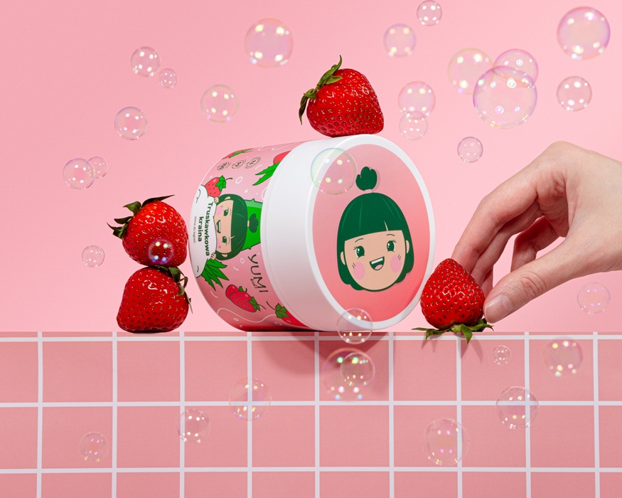 🍓 Slime do kąpieli „Truskawkowa Kraina” To nowatorski kosmetyk w formie żelowego slime’u o konsystencji przypominającej kisiel – gęsty, elastyczny, pachnący jak lody truskawkowe. Slime powstał z myślą o sensorycznym doznaniu i zabawie: tworzy obfitą pianę, która inspiruje ruch i zmysły. Recepturę oparto na naturalnych składnikach takich jak aloes i ekstrakt z truskawek – bezpiecznych, łagodnych detergentach. Produkt jest kolorowy i pachnący, bezpieczny dla dzieci i zachęcający do samodzielnej higieny.